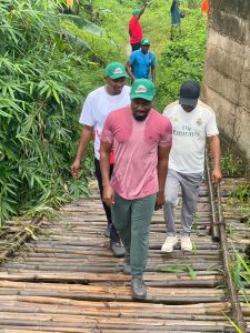 Mayor Ekeke inspecting Obiohia bridge